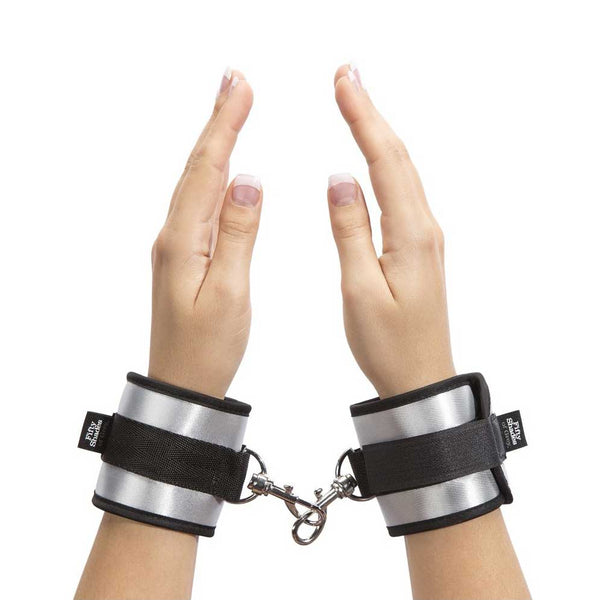 50 Sombras de Grey Esposas cómodas para muñecas o tobillos, juntando dos se convierte en un bonito collar. Esposas Soft