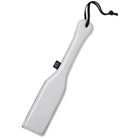 50 Sombras de Grey Hecha de sensual satén y una suave piel artificial, esta paleta de doble textura es la perfecta iniciación para el placer del azote Satin Spanking