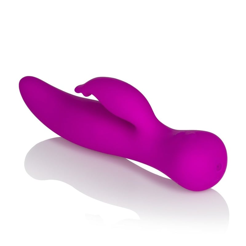 California Exotic Poderoso vibrador estilo Rabbit de la línea de Vanity. Potente vibrador para estimulación del punto G, las paredes vaginales y una graciosa lengua que estimula el clítoris.<br/><br/> La carga está completa en 3 horas. Co