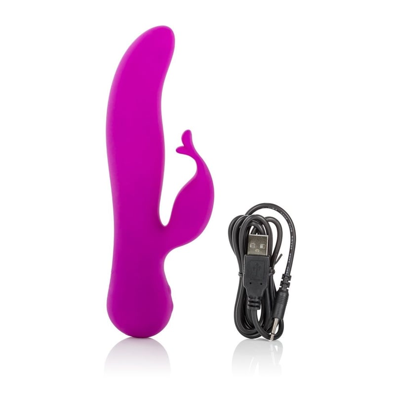 California Exotic Poderoso vibrador estilo Rabbit de la línea de Vanity. Potente vibrador para estimulación del punto G, las paredes vaginales y una graciosa lengua que estimula el clítoris.<br/><br/> La carga está completa en 3 horas. Co