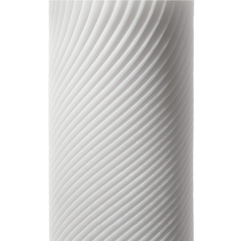 Tenga Tiene una superficie de relieve con finas nervaduras, los surcos que lleva su diseño se entrelazan creando una sensación envolvente y de caricia 3D Zen