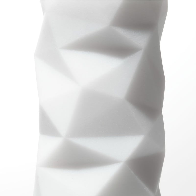 Tenga tiene una superficie deslizante, su diseño con varios triángulos que provocan una constricción firme y con sensación de ajuste. 3D Polygon