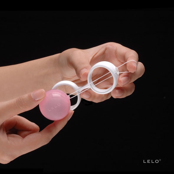 Lelo LELO, tienen un diámetro mucho menor con lo cual favorece a las mas jóvenes. Contiene 4 bolas de 28 y 37 gr para regular el peso. Luna Beads Mini