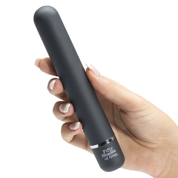 50 Sombras de Grey Vibrador que aterciopelacio y suave de la marca 50 Sombras de Grey. Varias intensidades de vibración, a elegir según el momento. Charlie Tango Classic